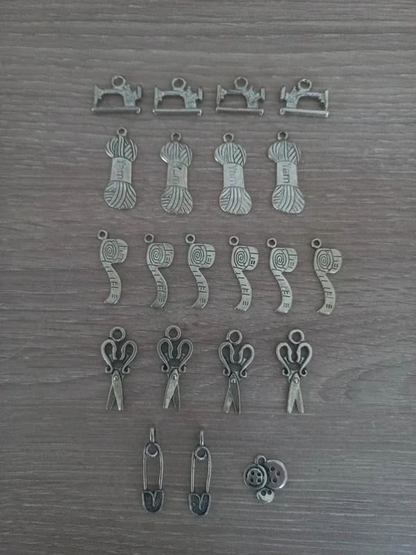 Lot De Pendentifs "Couture"
